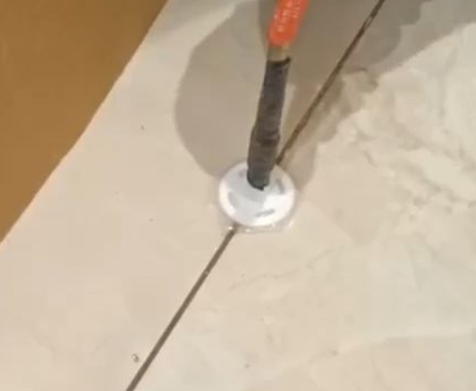科尔沁左翼中瓷砖空鼓维修公司专业解答瓷砖在铺贴过程中，如果没有涂抹均匀到位的粘结材料（如水泥砂浆或瓷砖胶），可能会导致以下问题